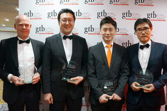 SK텔레콤은 23일(현지시간) 영국 런던에서 열린 글로벌 통신·IT분야 2개 어워드에서 총 3개 상을 받았다고 24일 밝혔다. 이날 'GTB 어워드' 시상식 후 류탁기, 최창순 SK텔레콤 네트워크기술원 박사(왼쪽 두번째 세번째)가 함께 상을 받은 마틴 융베리 에릭슨 소형기지국 개발총괄(맨왼쪽), 김동민 삼성전자 차세대사업팀 박사와 함께 기념 촬영하고 있다.   SK텔레콤 제공